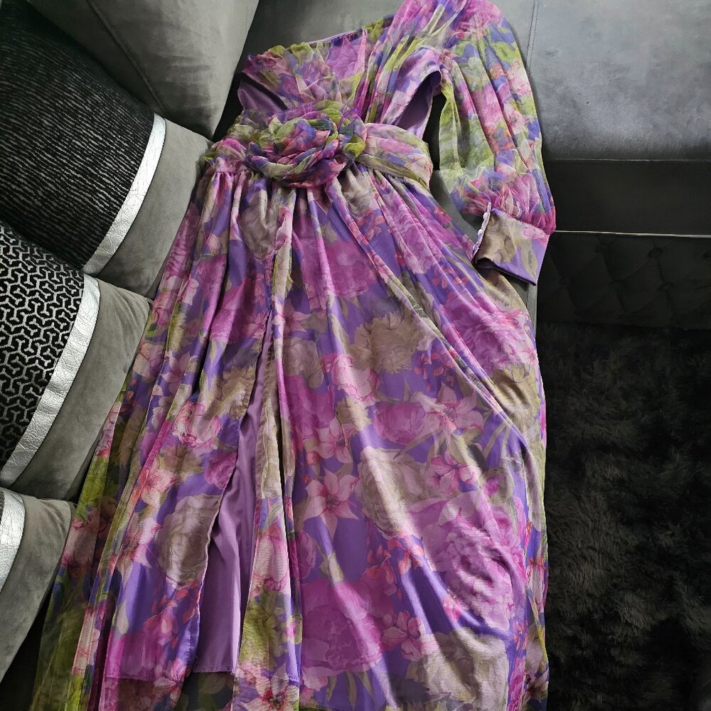 It was too big for Me when I tried it on so it's never been worn!